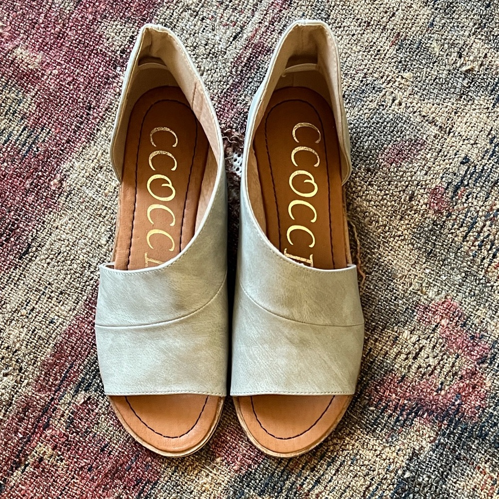 Like New CCOCCI Women's Tan Open-Toe Sandals gray color, size 7 1/2